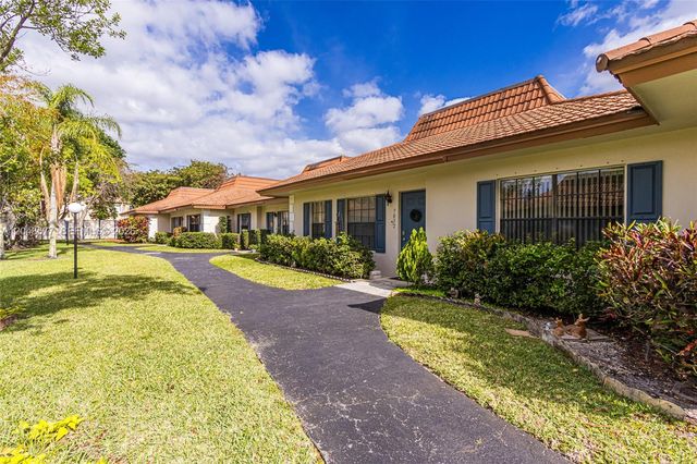 7032 SW 23rd St 16, Davie, FL 33317