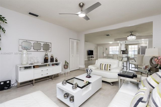 7032 SW 23rd St 16, Davie, FL 33317