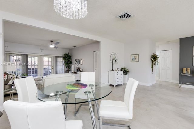7032 SW 23rd St 16, Davie, FL 33317