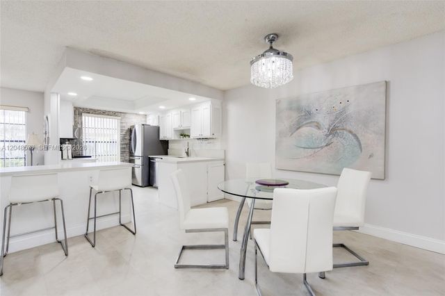 7032 SW 23rd St 16, Davie, FL 33317