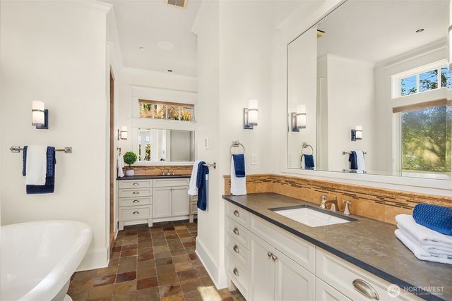 4102 100th Avenue SE, Mercer Island, WA 98040