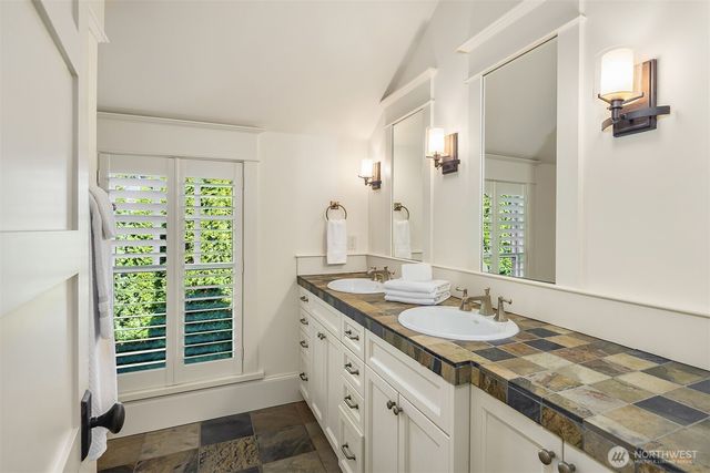 4102 100th Avenue SE, Mercer Island, WA 98040