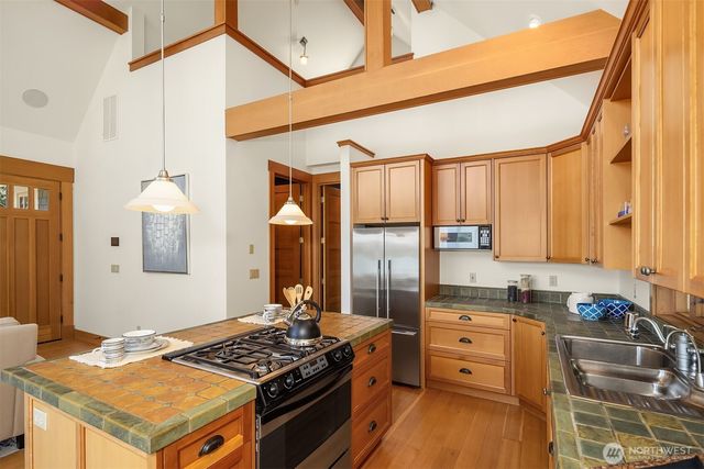 4102 100th Avenue SE, Mercer Island, WA 98040