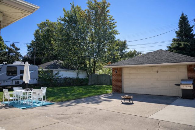 21800 Chalon Street, Saint Clair Shores, MI 48080