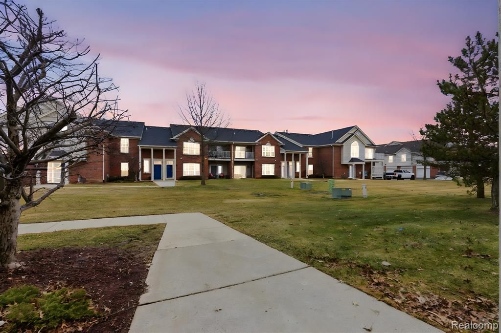 51602 Stern Lane 128, Chesterfield, MI 48051