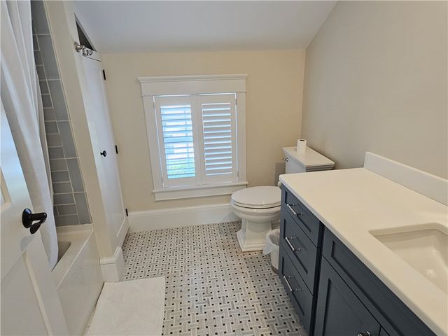 209 Coggeshall Avenue, Newport, RI 02840