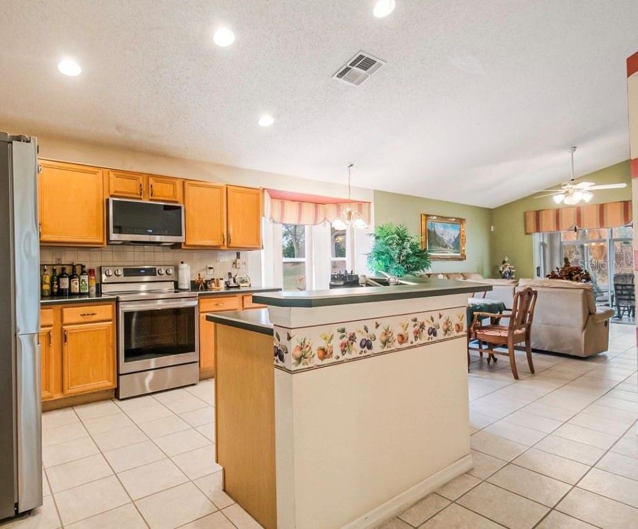 Image 6 of property listing at 469 MICKLETON LOOP, Ocoee, FL 34761