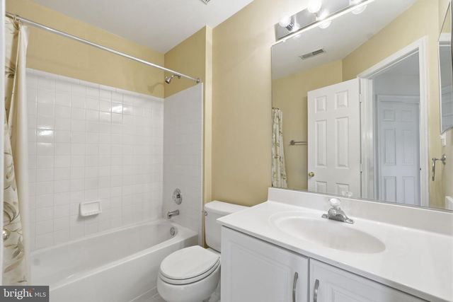 25402 UPPER CLUBHOUSE DR, Chantilly, VA 20152