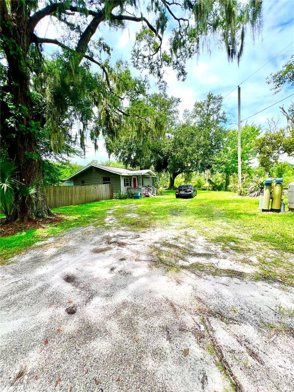Image 4 of property listing at 1008 GRAY STREET, Plant City, FL 33563