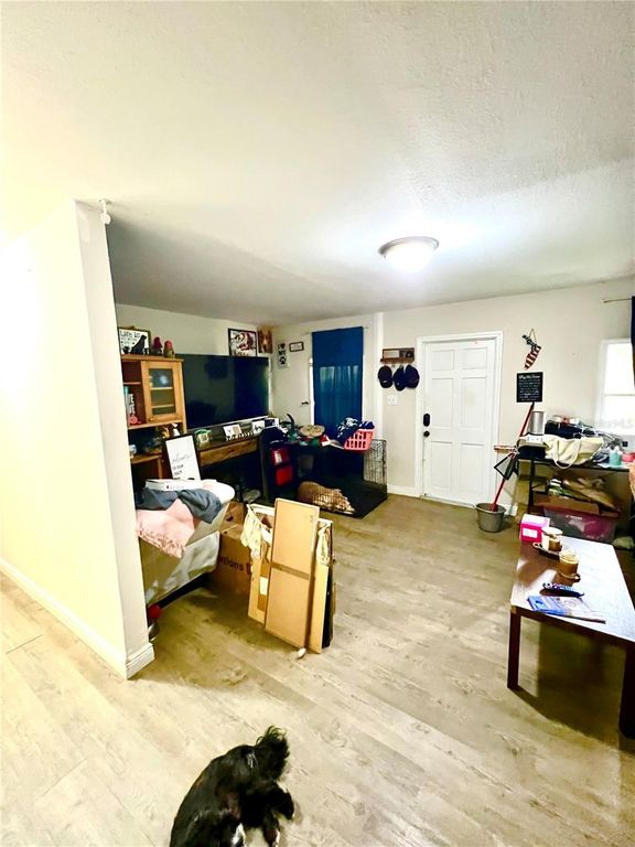 Image 6 of property listing at 1008 GRAY STREET, Plant City, FL 33563