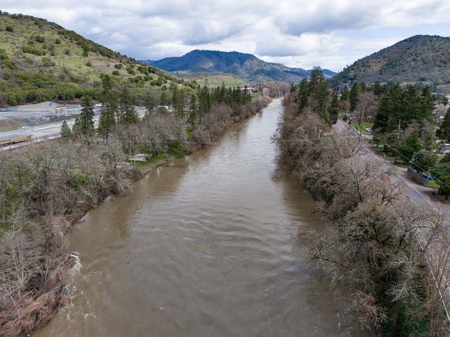 725 Rogue River Highway, Gold Hill, OR 97525