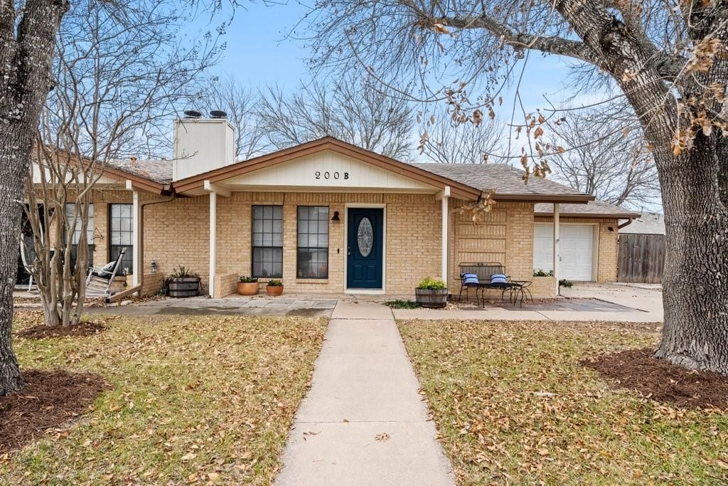 200 Mockingbird LN B, Lockhart, TX 78644