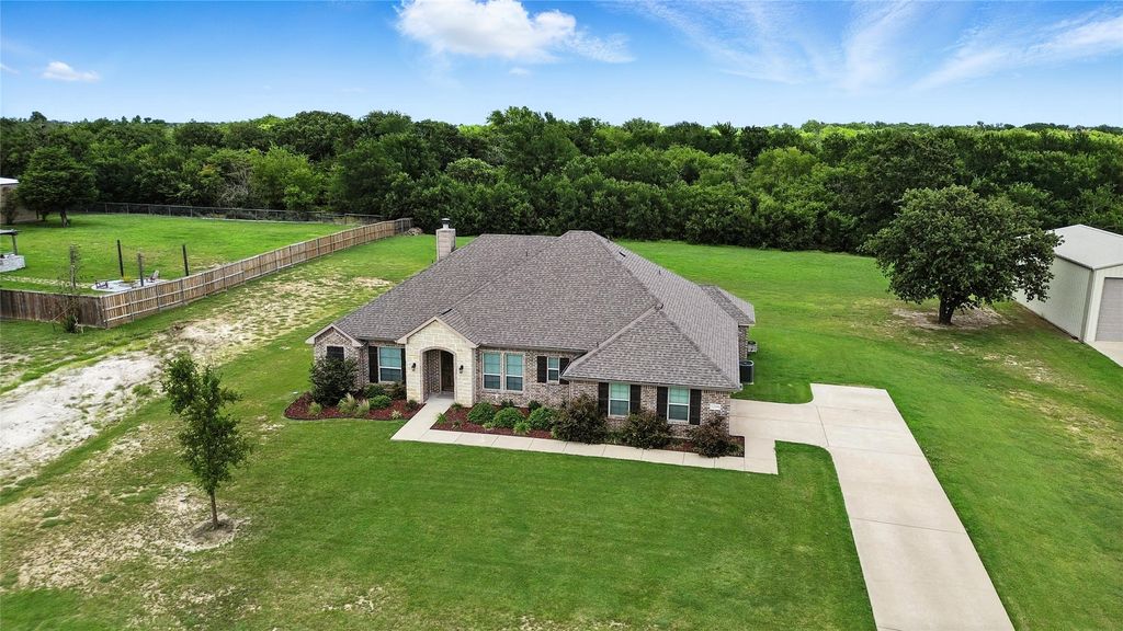 1209 Christie Lane, Oak Ridge, TX 75161