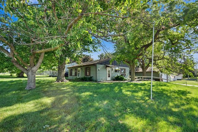 227 S 14th Street, Le Claire, IA 52753
