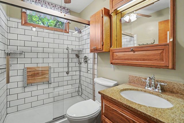 227 S 14th Street, Le Claire, IA 52753