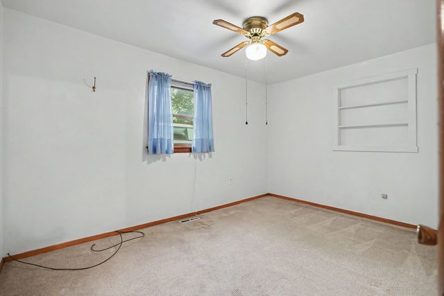 227 S 14th Street, Le Claire, IA 52753