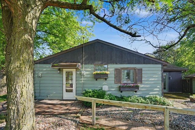 227 S 14th Street, Le Claire, IA 52753