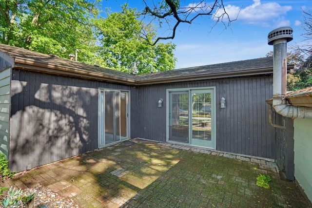227 S 14th Street, Le Claire, IA 52753