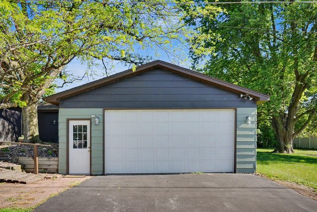 227 S 14th Street, Le Claire, IA 52753