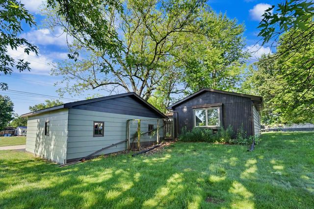 227 S 14th Street, Le Claire, IA 52753