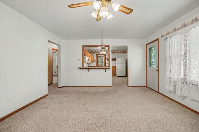 227 S 14th Street, Le Claire, IA 52753