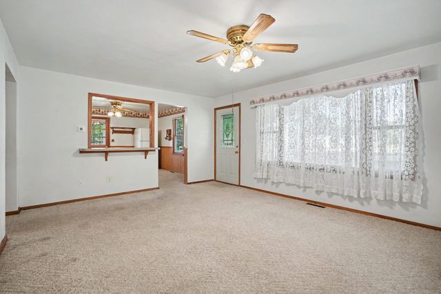 227 S 14th Street, Le Claire, IA 52753