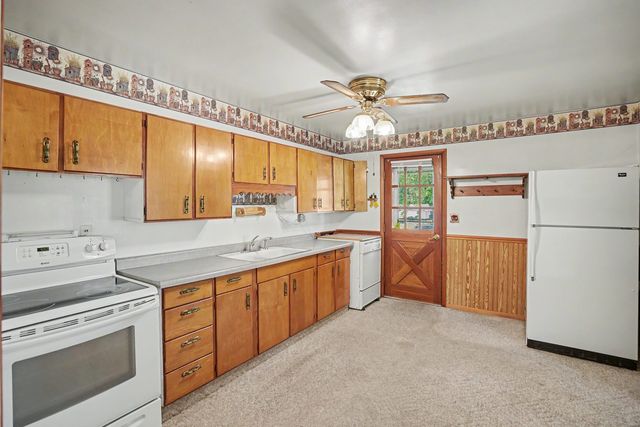 227 S 14th Street, Le Claire, IA 52753