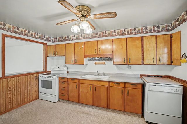 227 S 14th Street, Le Claire, IA 52753