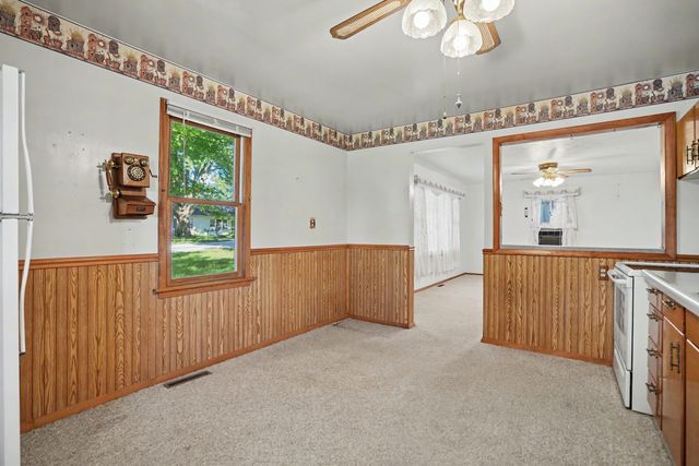 227 S 14th Street, Le Claire, IA 52753