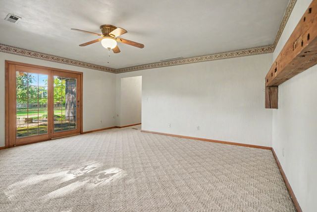 227 S 14th Street, Le Claire, IA 52753