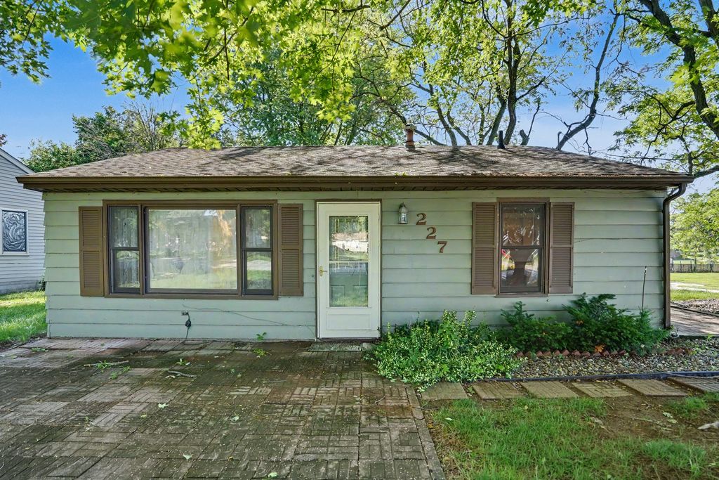 227 S 14th Street, Le Claire, IA 52753