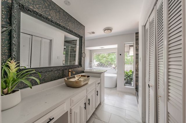 2211 Midhurst Drive, Arlington, TX 76013