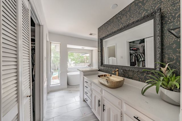 2211 Midhurst Drive, Arlington, TX 76013