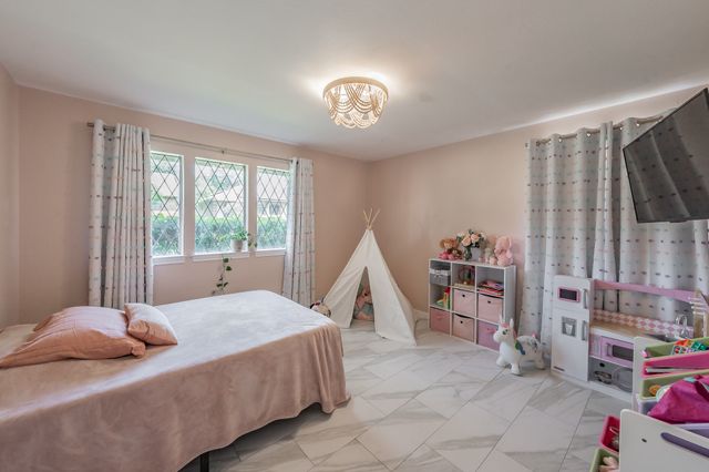 2211 Midhurst Drive, Arlington, TX 76013