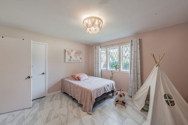 2211 Midhurst Drive, Arlington, TX 76013