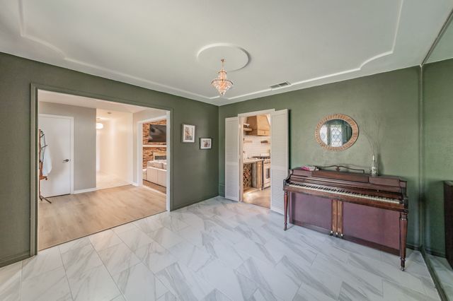 2211 Midhurst Drive, Arlington, TX 76013