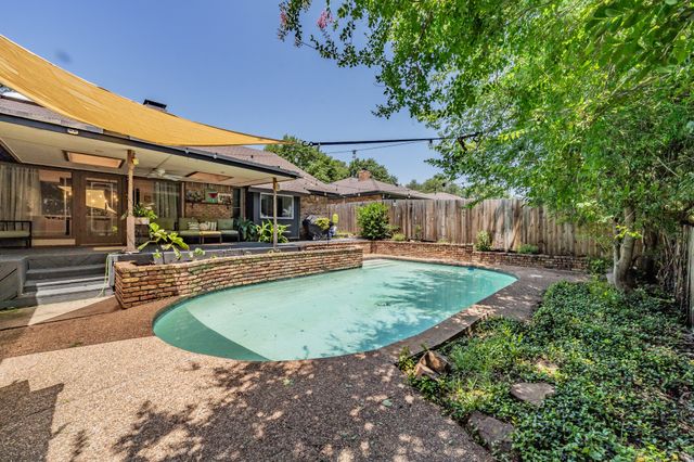 2211 Midhurst Drive, Arlington, TX 76013