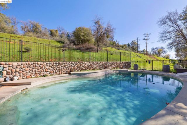 19650 Jubilee Ct, Soulsbyville, CA 95372