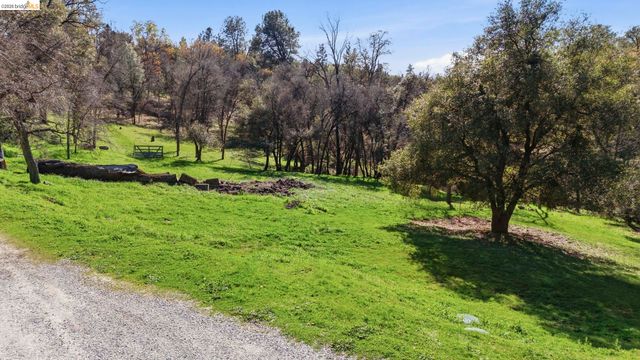 19650 Jubilee Ct, Soulsbyville, CA 95372