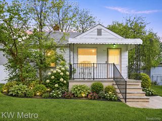 612 S Winding Drive, Waterford Charter Township, MI 48328