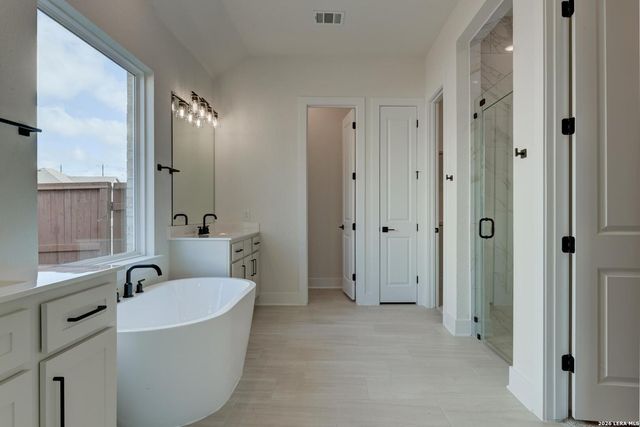192 Megan's Lane, Castroville, TX 78009