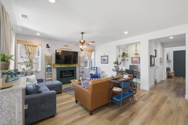 2827 Sand Hills Avenue, Tulare, CA 93274