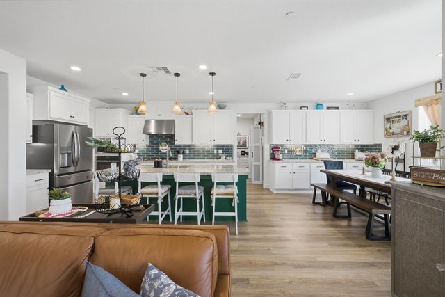 2827 Sand Hills Avenue, Tulare, CA 93274