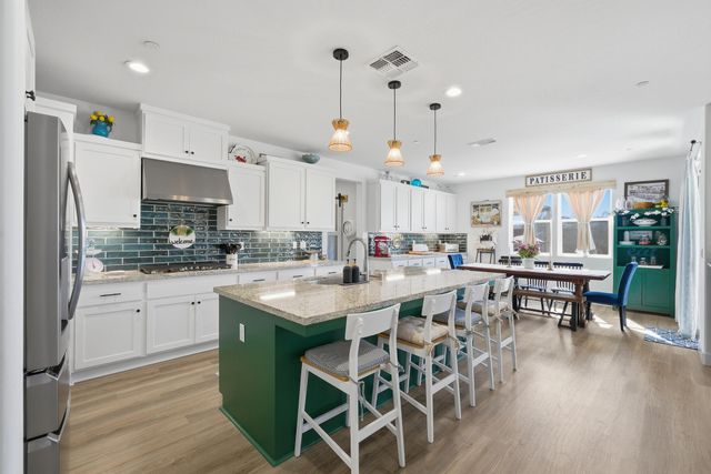 2827 Sand Hills Avenue, Tulare, CA 93274