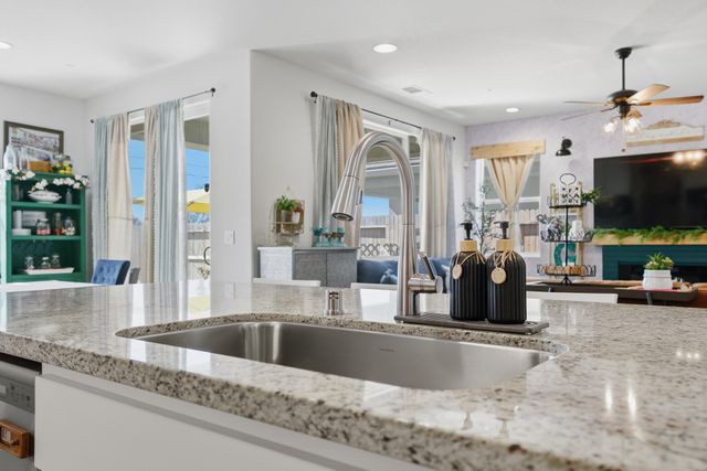 2827 Sand Hills Avenue, Tulare, CA 93274