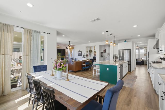 2827 Sand Hills Avenue, Tulare, CA 93274