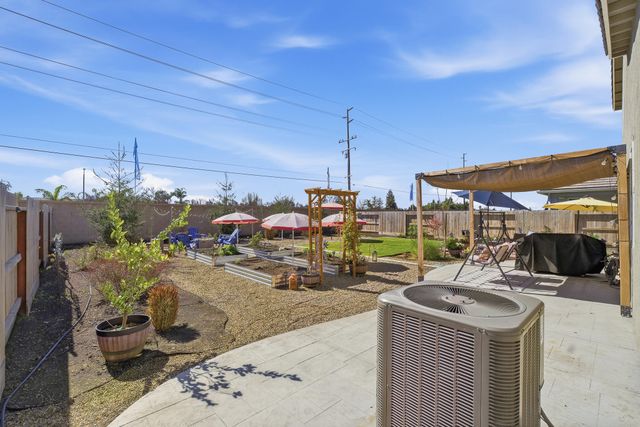 2827 Sand Hills Avenue, Tulare, CA 93274