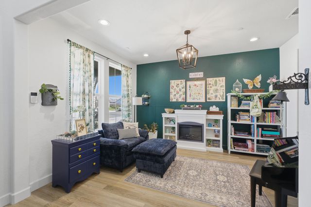 2827 Sand Hills Avenue, Tulare, CA 93274