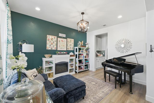 2827 Sand Hills Avenue, Tulare, CA 93274