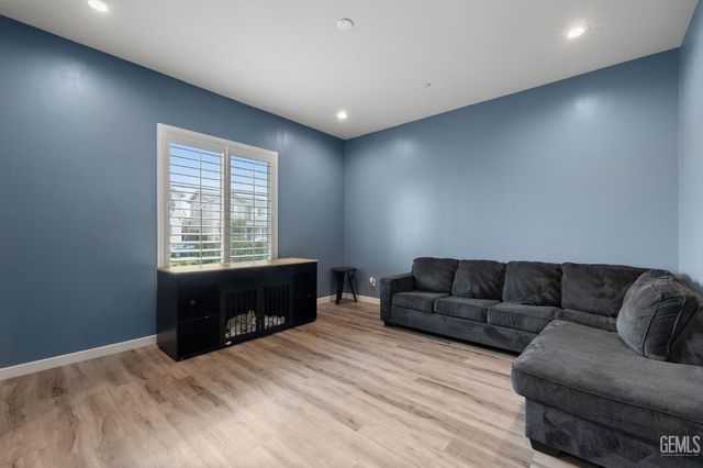 15811 Waterford Street, Bakersfield, CA 93314